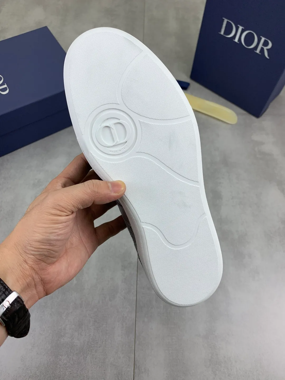 Men's shoes 💰P380 New Dior B01 moral training shoes, white first-layer cowhide, original molded outsole. New to the fall collection, this sneaker marks the return of a Dior classic, reinterpreted in a stylish and elegant silhouette. Crafted from white smooth first-grain cowhide with a tonal silk sheepskin lining, it features the Dior logo on the tongue and inner sides, and a CD icon on the heel. Paired with Tpu anti-slip soles of the same color, it can be matched with various styles to create a sophisticated look.  Code number: 38-44